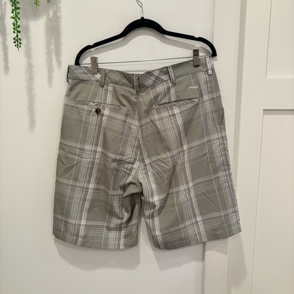 Ping Men’s Golf Shorts Size 34 Plaid Grey and White Design 10 inch Inseam - Picture 4 of 8